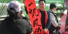 中 후저우시, 직접 쓴 춘련 들어 보이는 관광객