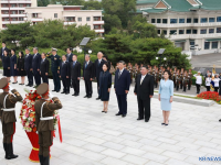 中 시진핑 내외, 김정은 내외와 중조우의탑 참배