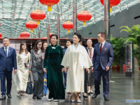 펑리위안 여사, 베트남 서기장 부인과 중국국가대극원 참관